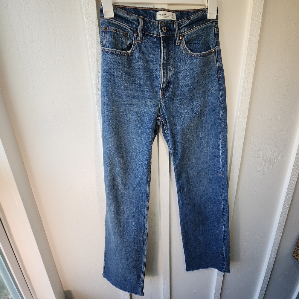 Abercrombie & Fitch The 90s Relaxed Jean High Rise 27/4 Long Medium Wash Raw Hem